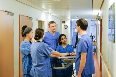 Besprechung im Mildred-Scheel-Haus des UKSH am Campus Kiel. Mitte: Prof. Friedrich Stölzel, Sektion für Stammzelltransplantation und zelluläre Immuntherapie der Klinik für Innere Medizin II.