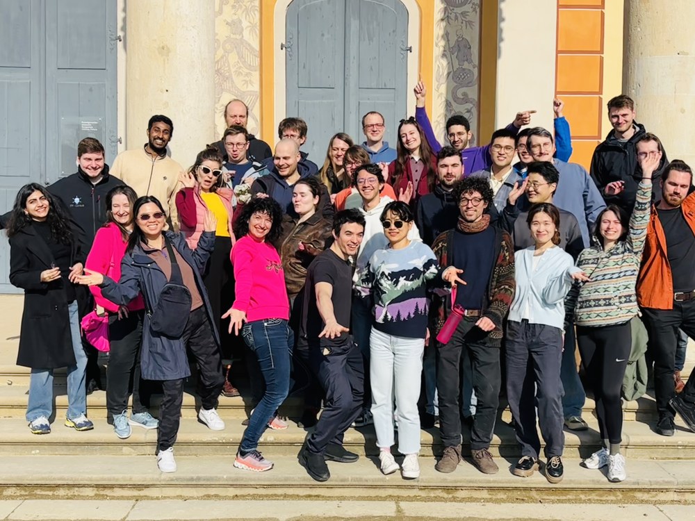 (c) Stefanie Speidel (NCT/UCC) Gruppe von Menschen unterschiedlichen Alters und Geschlechts steht auf einer Treppe vor einem Gebäude mit verzierten Türen