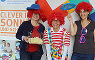Claudia Möbius (Uniklinikum Dresden), Clown Zitzewitz und Carolin Langer (Unfallkasse Sachsen) bei der Verlosung. (c) NCT/UCC 2022