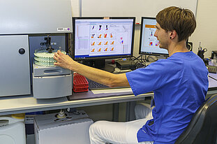 Analyse einer Knochenmarkprobe am Durchflusszytometer. © Uniklinikum Dresden/Marc Eisele