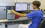 Analyse einer Knochenmarkprobe am Durchflusszytometer. © Uniklinikum Dresden/Marc Eisele