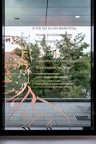 Ein Fensterbild zu Ehren von Heinz-Jürgen Preiss-Daimler ziert die Fensterfront der zusätzlichen Etage im Neubau des Nationalen Centrums für Tumorerkrankungen Dresden. © Uniklinikum Dresden/Kirsten Lassig 