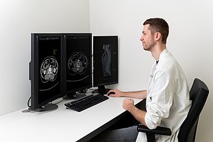 Anhand von CT-Bildern wird ein möglicher Rückgang der Skelettmuskulatur analysiert. © Uniklinikum Dresden/Kirsten Lassig