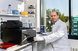 Im Labor wird die Wirkung verschiedener Medikamente auf Mini-Tumoren getestet, um die Hinweise aus der Mikro-RNA-Analyse zu überprüfen. © Uniklinikum Dresden/Kirsten Lassig
