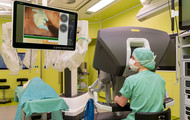 On the screen the surgeon sees relevant information about the target and risk structures, which are displayed by an intelligent assistance system. © Uniklinikum Dresden/Kirsten Lassig