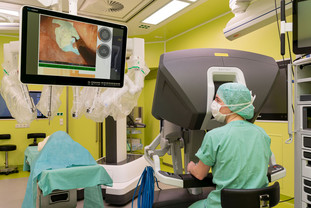 Auf dem Bildschirm sieht die Chirurgin relevante Informationen zu Ziel- und Risikostrukturen, die ein intelligentes Assistenzsystem einblendet. © Uniklinikum Dresden/Kirsten Lassig