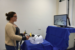 Medizinstudentin beim Training minimalinvasiver chirurgischer Techniken am OP-Simulator. © NCT/UCC