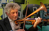 Henry Schneider musiziert im Experimental-OP auf der Trompetengeige. © Uniklinikum Dresden/Kirsten Lassig