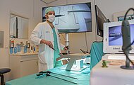 Ein Chirurg an der Trainingsbox für minimalinvasive Operationen. © Uniklinikum Dresden/Marc Eisele