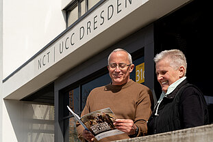 Mitglieder des NCT/UCC-Patientenbeirats mit der Broschüre „Aktiv leben mit Krebs“. © Uniklinikum Dresden/Kirsten Lassig 