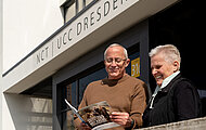 [Translate to Englisch:] Mitglieder des NCT/UCC-Patientenbeirats mit der Broschüre „Aktiv leben mit Krebs“. © Uniklinikum Dresden/Kirsten Lassig 