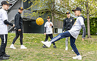 Sebastian Mai und Luca Herrmann von Dynamo Dresden kicken mit Schülern der Sportoberschule Dresden. © Deutsche Krebshilfe/René Jungnickel